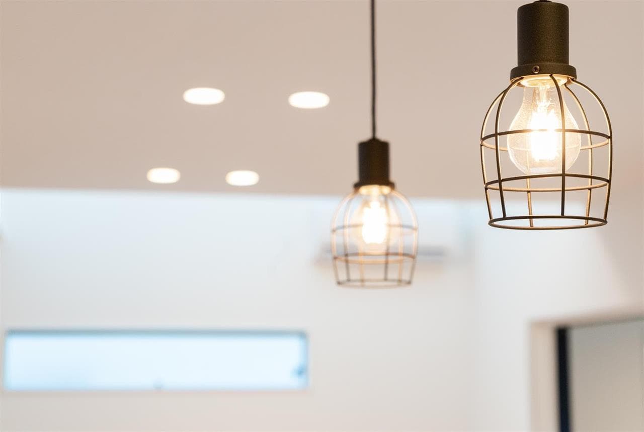 Eleva la estética de tu hogar colocando una lámpara de techo